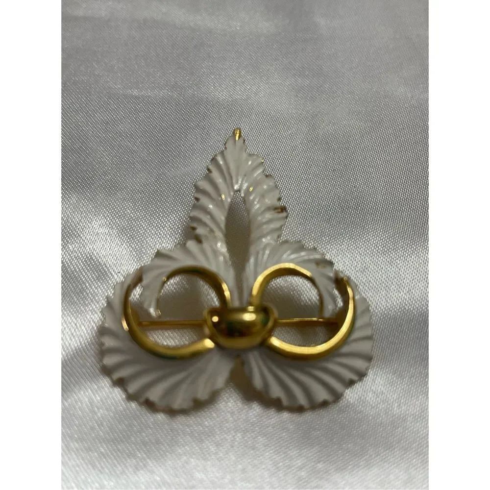 Crown Trifari VTG Fleur De Lys Gold Tone White Brooch Pin